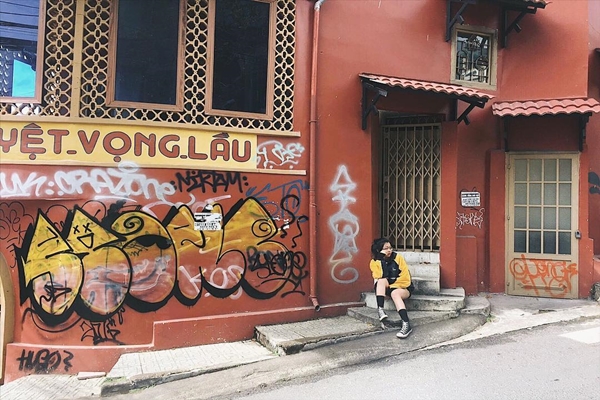 Dốc Nguyệt Vọng Lầu nổi bật với căn nhà màu đỏ 