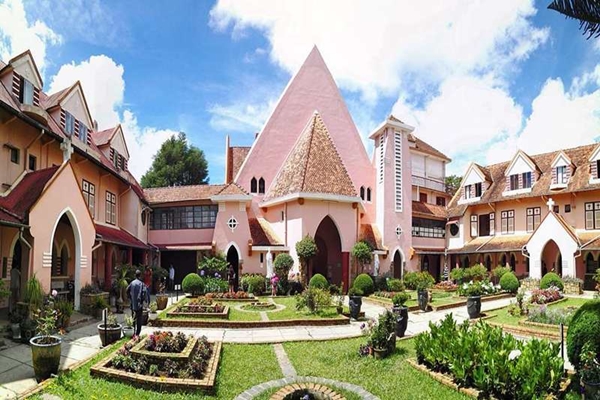 Vườn cây được trồng phía sau nhà thờ