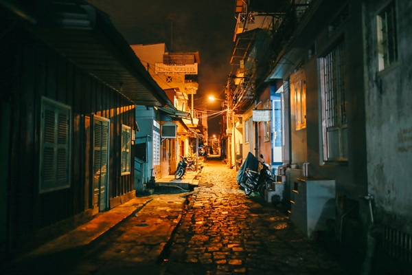 Những dãy nhà xưa ngăn cách nhau bởi con đường lát đá