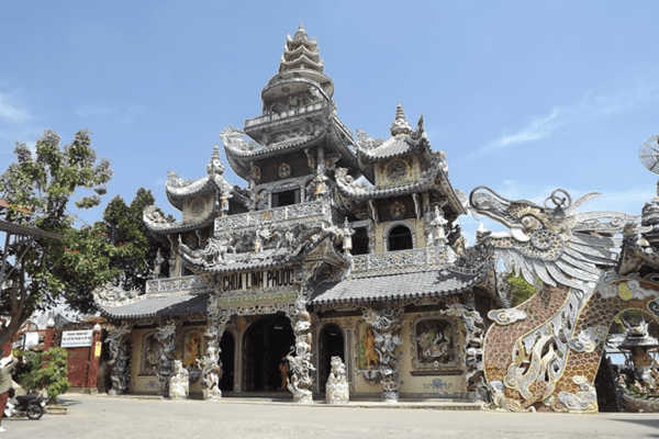 Chùa Linh Phước hay còn được gọi là chùa Ve Chai