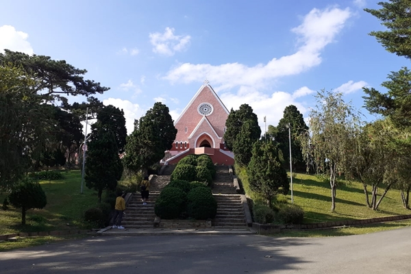 Hai dãy cầu thang dẫn lên nhà thờ