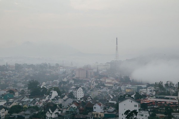Sau cơn mưa, Đà Lạt chìm trong màn sương - Ảnh: Nguyên Phú