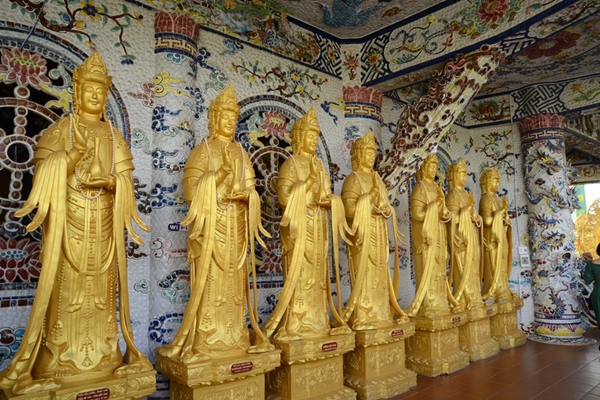 Những bức tượng Quan Thế Âm được sắp xếp thẳng hàng