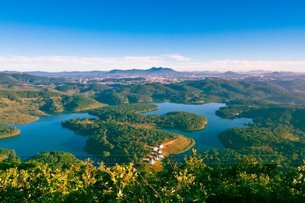 Hồ Tuyền Lâm được mệnh danh là  "Nam thiên đệ nhất hồ"