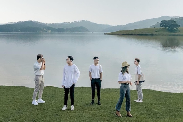 Dù đường đi nhiều khó khăn nhưng các bạn trẻ đều muốn chinh phục nơi này