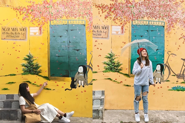 Nổi bật với bức tường vàng được vẽ những hình thù ngộ nghĩnh