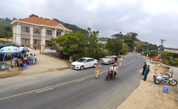 Các lực lượng chức năng đang thực hiện kiểm soát dịch - Ảnh: Chính Thành