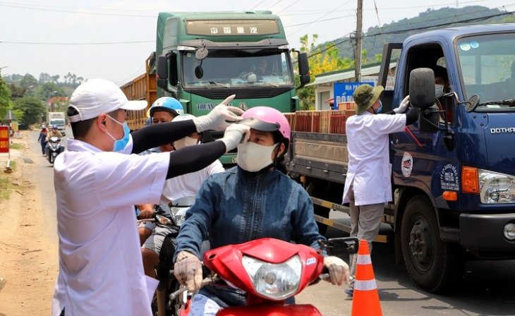 Tất cả phương tiện lưu thông đều được đo thân nhiệt và thực hiện khai báo y tế - Ảnh: Khánh Phúc