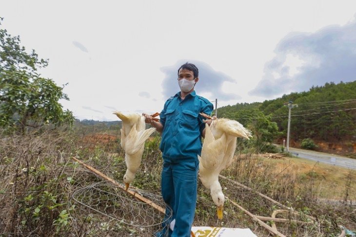 Một chiến sĩ khoe sặp vịt xiêm được người dân tặng - Ảnh: Chính Thành