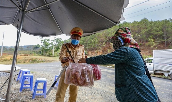 Chút quà nhỏ người dân gửi tặng các anh - Ảnh: Chính Thành
