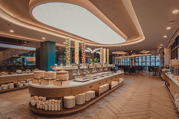 Khu vực nhà hàng có hướng nhìn về phía thành phố