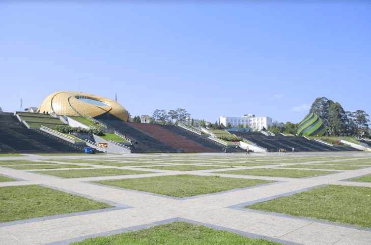 Khu vực quảng trường không một bóng người 