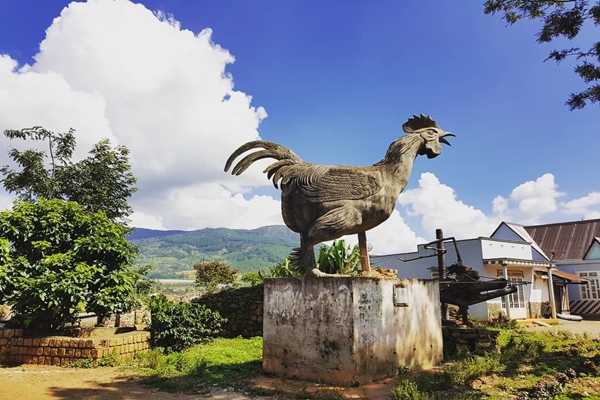 Bức tượng gà khổng lồ nổi bật tại Làng Gà Darahoa