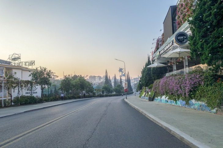 Đường phố vắng vẻ hơn bao giờ hết