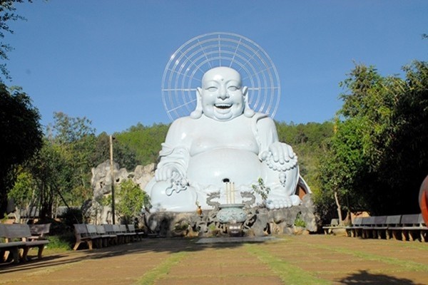Bức tượng Di lặc cao 12,5m
