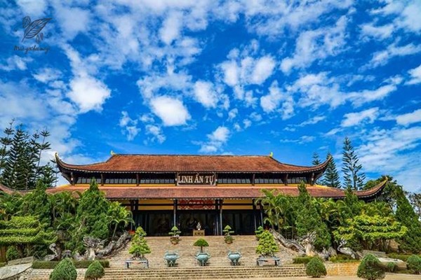 Chùa Linh Ẩn nằm tại ngoại ô Đà Lạt