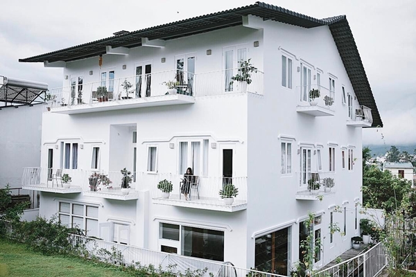 Không gian nổi bật với tông trắng sang trọng