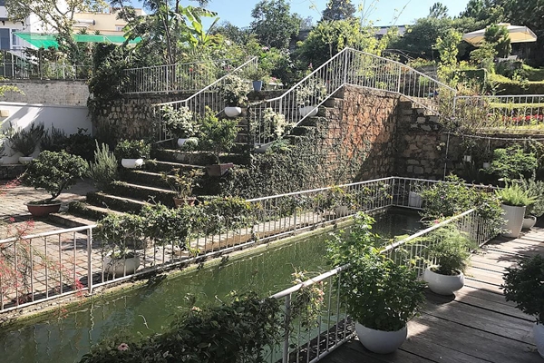 Không gian bên ngoài nhiều cây cối tạo cảm giác thư giãn, gần gũi với thiên nhiên