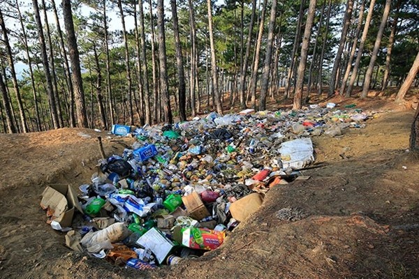 Bãi rác trên một ngọn đồi ở Đà Lạt