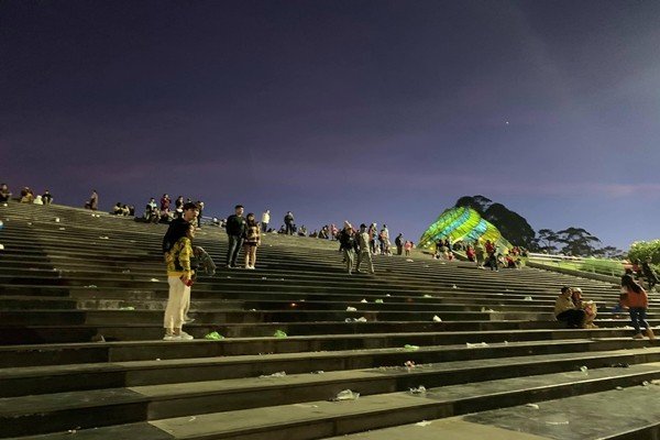 Dù đã đặt nhiều thùng rác xung quanh nhưng khu vực quảng trường vẫn đầy rác