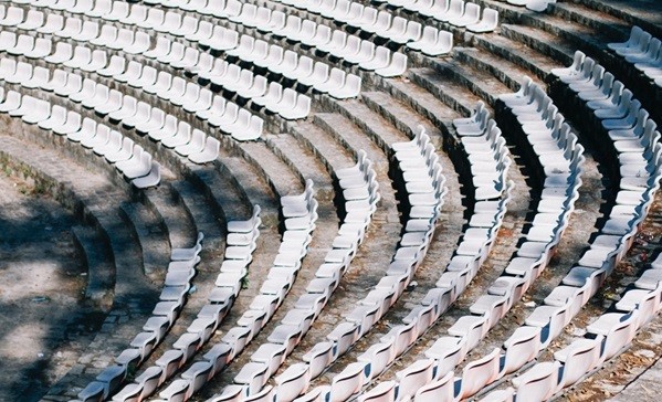 Những hàng ghế trắng nay chỉ còn lại tiếc nuối