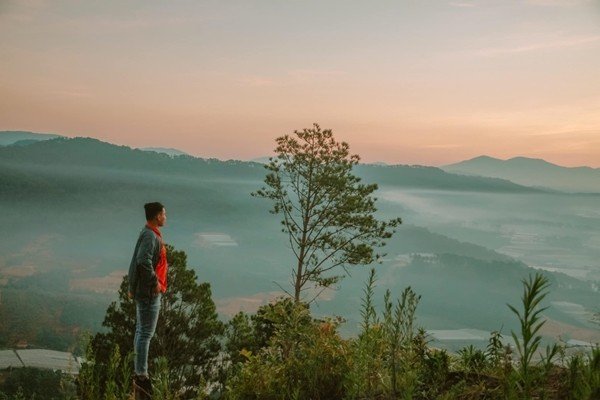 Không biết tạo dáng thì chỉ cần lựa được background ổn là được