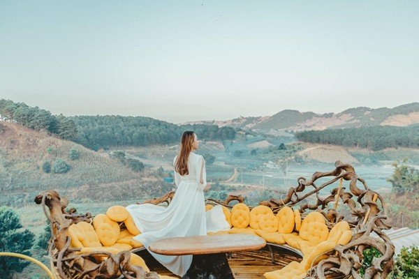 Chụp từ phía sau mang đến vẻ bí ẩn