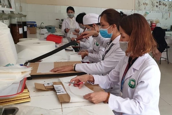 Cán bộ, giảng viên của trường sản xuất khẩu trang