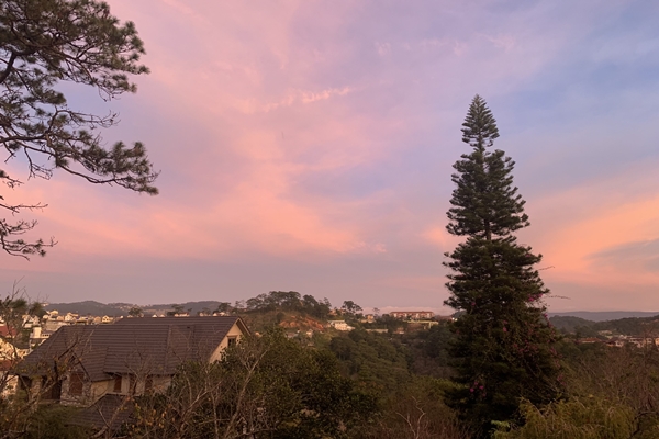 Hoàng hôn tím là nét đặc trưng riêng của phố núi