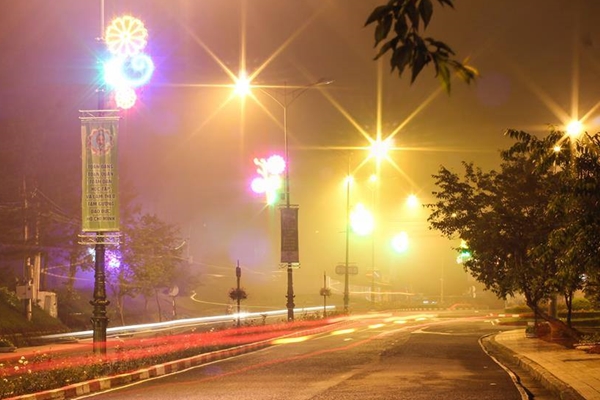 Mưa mang thêm nét buồn man mác cho thành phố