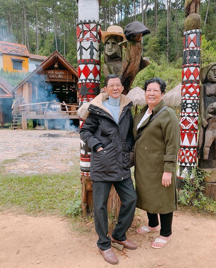 Hình ảnh 2 ông bà hạnh phúc bên nhau