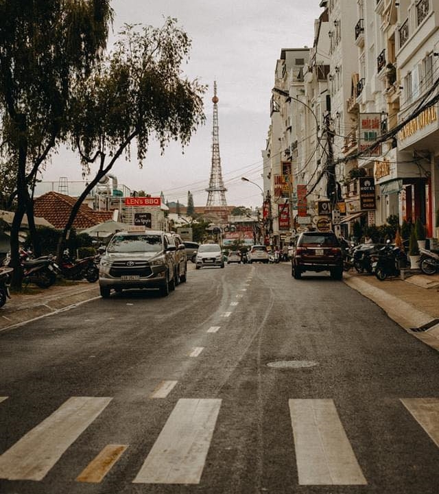 Mặt đường bốc lên hơi ẩm sau cơn mưa