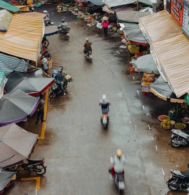 Sau cơn mưa, chợ Đà Lạt bắt đầu tấp nập người mua bán