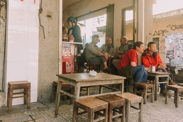 Người dân thích đến các quán cafe nhỏ ven đường hơn các quán sang trọng