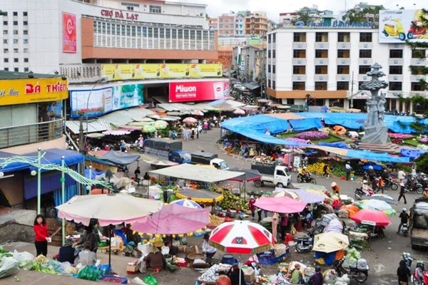 Chợ là điểm đến quen thuộc của các bà, các mẹ