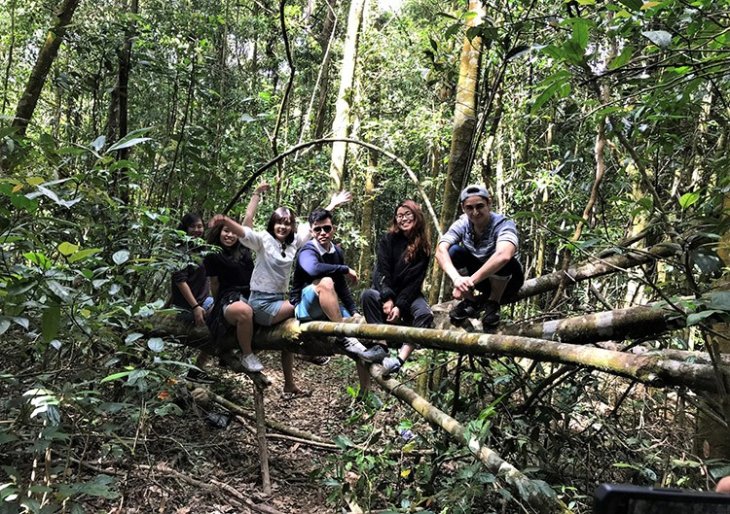 Du khách tham gia tour khám phá thiên nhiên Đà Lạt