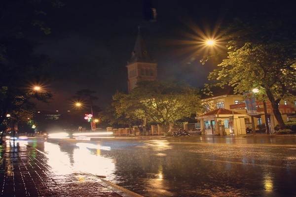 Cơn mưa đêm với vẻ đẹp nao lòng - Ảnh: Phạm Tuân Tú