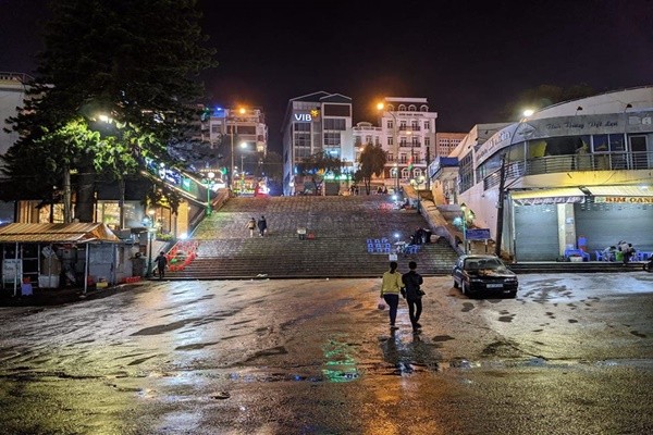 Thành phố vắng lặng sau cơn mưa đêm - Ảnh: Vũ Việt Dũng 