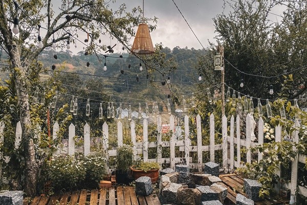 Bầu trời ảm đạm, những cơn mưa đêm chuẩn bị kéo đến - Ảnh: Vũ Việt Dũng