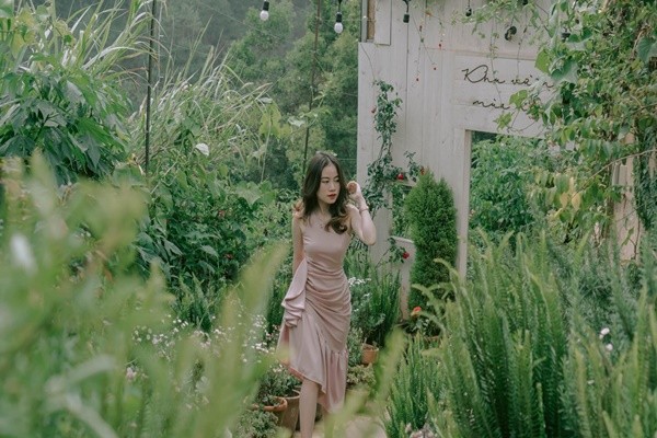 Không gian tại quán ngập tràn cây cỏ - Ảnh: Mint Le