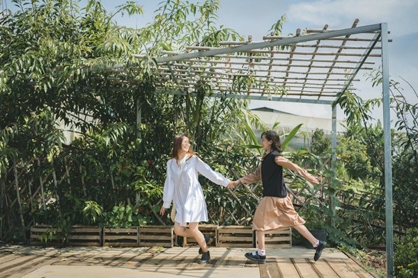 Bộ ảnh dễ thương của đôi bạn tại khu tổ hợp - Ảnh: Đỗ Jang