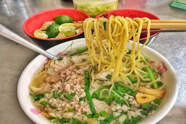 Phần mì hấp dẫn ngập trán các topping