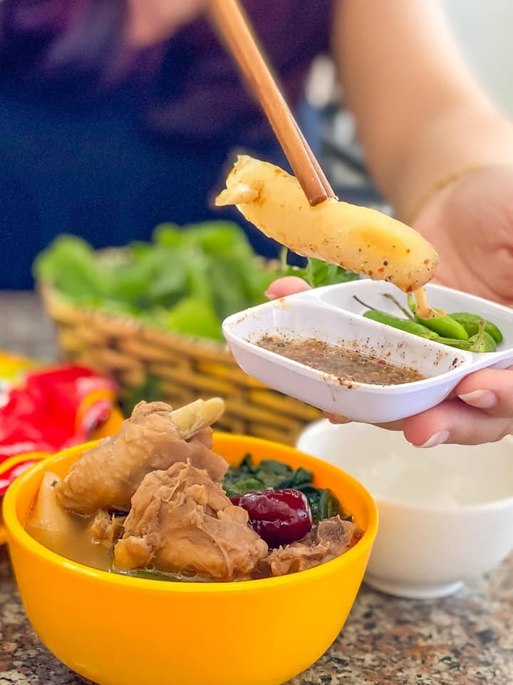 Nếu bạn là người ăn khá mặn có thể chấm kèm cùng muối tiêu chanh