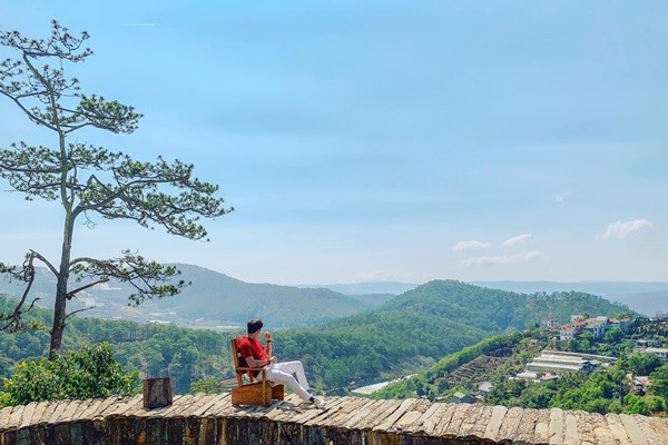 Chiếc cầu tạo điểm nhấn tại quán - Ảnh: Vũ Kao