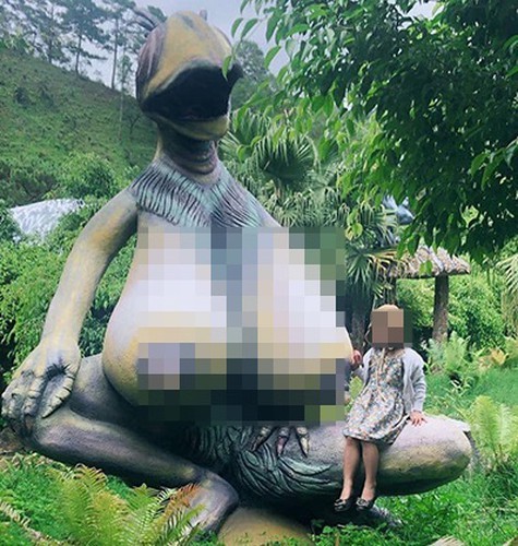 Những bức tượng phản cảm này được cho là được dựng lên trong quá trình xây dựng, hiện tại đã được chỉnh sửa