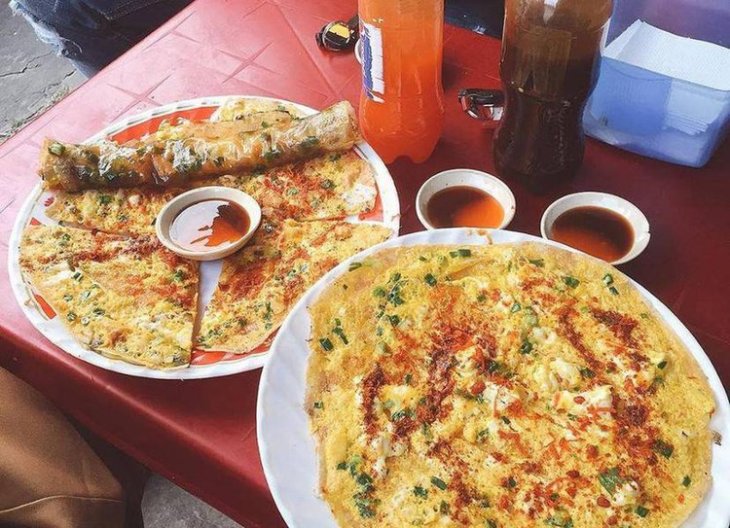 Bánh tráng nướng dì Đinh được nhiều bạn trẻ 