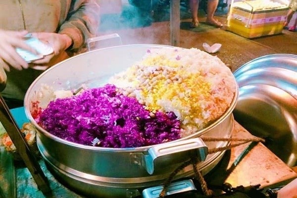 Gánh hàng của cô mở từ tờ mờ sáng