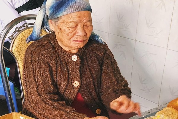 Mẹ cô Lan - người mở ra tiệm bánh mì - Ảnh: @Samnguyen2112