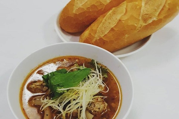 Bánh mì xíu mại có nước sốt đậm màu đặc trưng