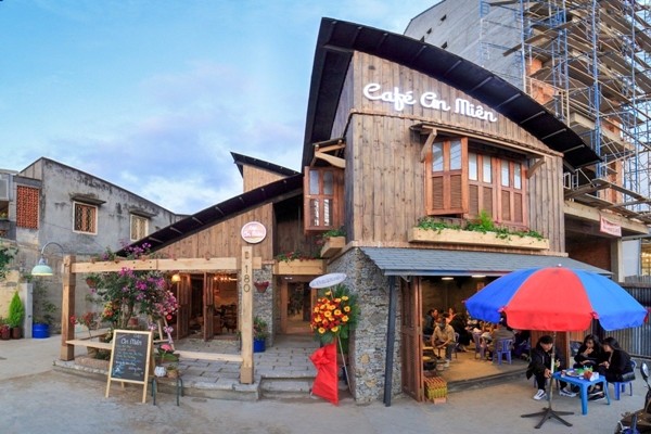 Quán cà phê mộc mạc đầy ấn tượng